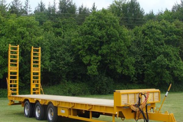 9cbfb9c8-9-le-porte-engins-rolland-file-a-40-km-h